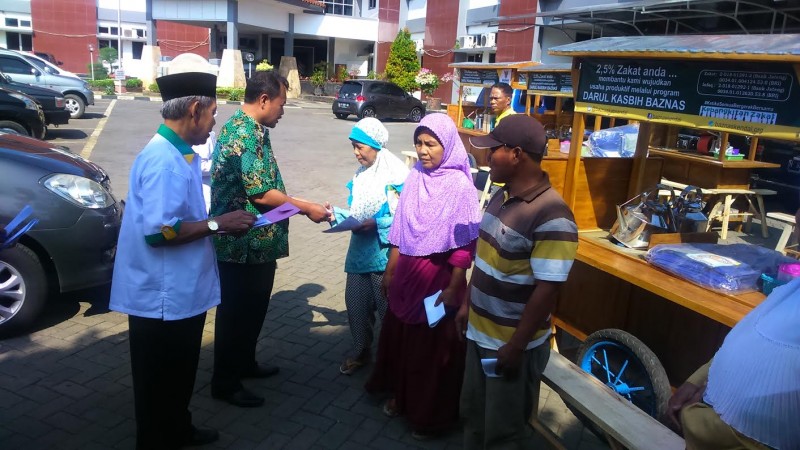 BAZNAS KENDAL BANTU GROBAK DAN BANTUAN MODAL PKL