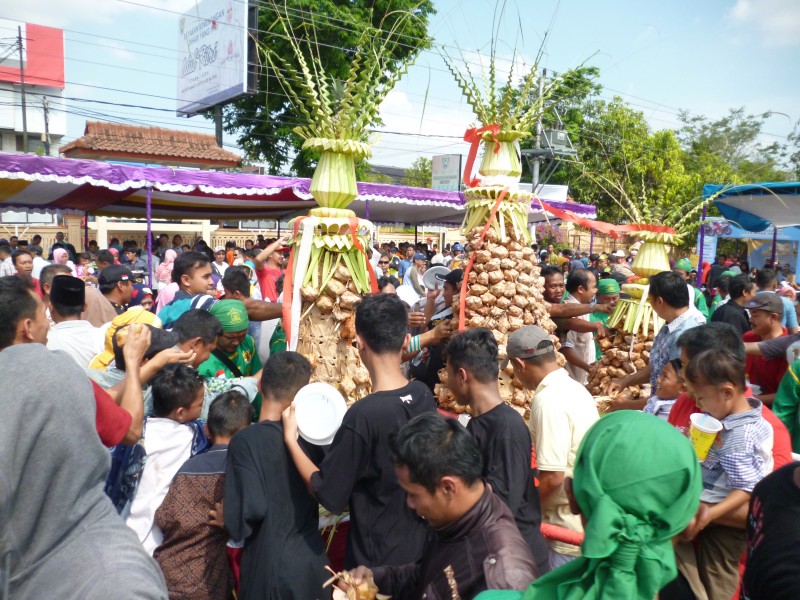 SEMARAK PESTA RAKYAT MAKAN KETUPAT