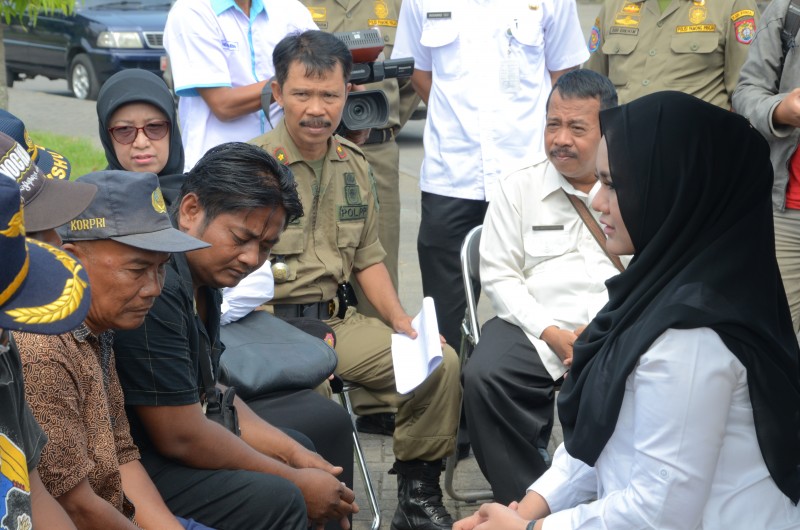 BUPATI MIRNA SIDAK DUGAAN PUNGLI PARKIR DI STADION UTAMA KENDAL