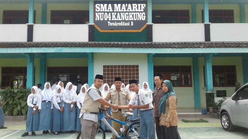 SISWA KURANG MAMPU DIBANTU SEPEDA