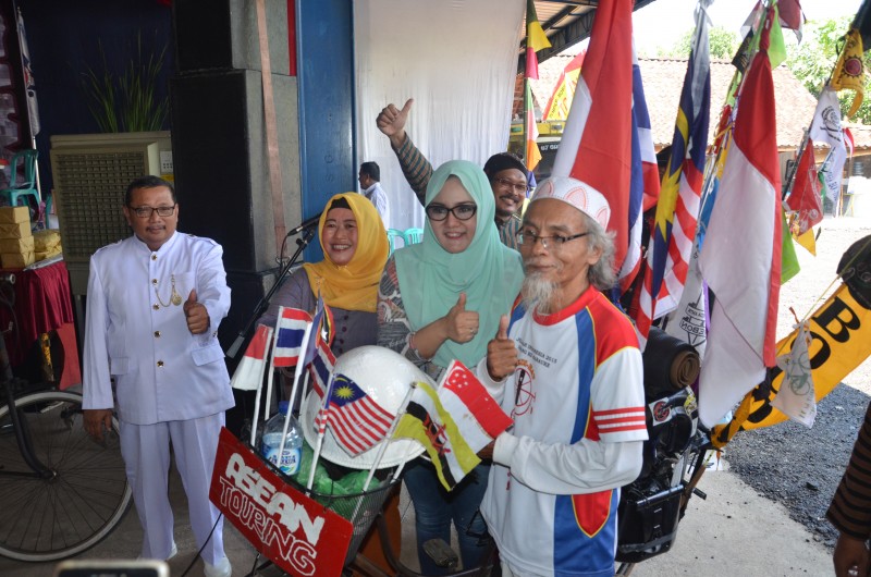 BUPATI MERIAHKAN PERTEMUAN KOSTI KENDAL
