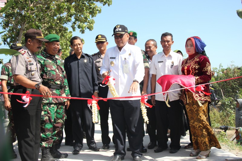 WABUP KENDAL RESMIKAN JALAN BETON DESA BANYUURIP NGAMPEL