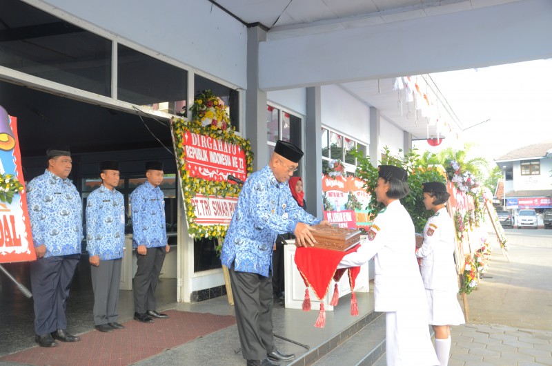 WABUP KENDAL SERAHKAN DUPLIKAT BENDERA PUSAKA