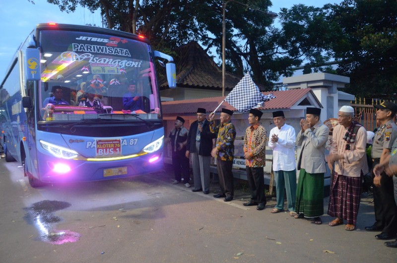 CALON HAJI KLOTER 76 KENDAL DILEPAS WABUP