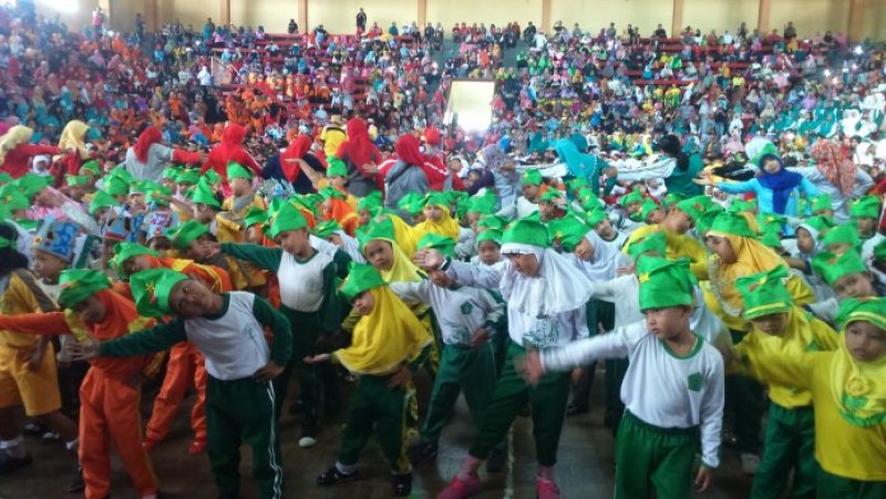 BUPATI SAPA RIBUAN ANAK PAUD DI FESTIVAL ANAK PAUD