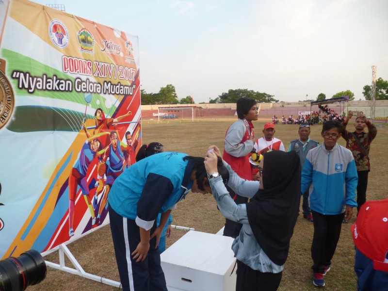 BUPATI KALUNGKAN MEDALI JUARA LEMPAR LEMBING POPNAS 2017
