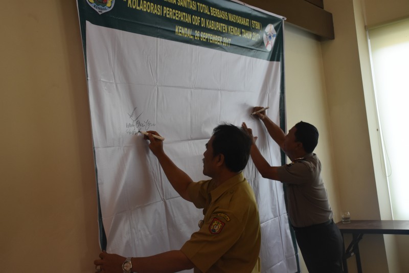 SANITASI TOTAL BERBASIS MASYARAKAT KABUPATEN KENDAL DITANDATANGANI