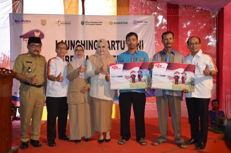 56.303 PETANI KENDAL TERIMA KARTU TANI