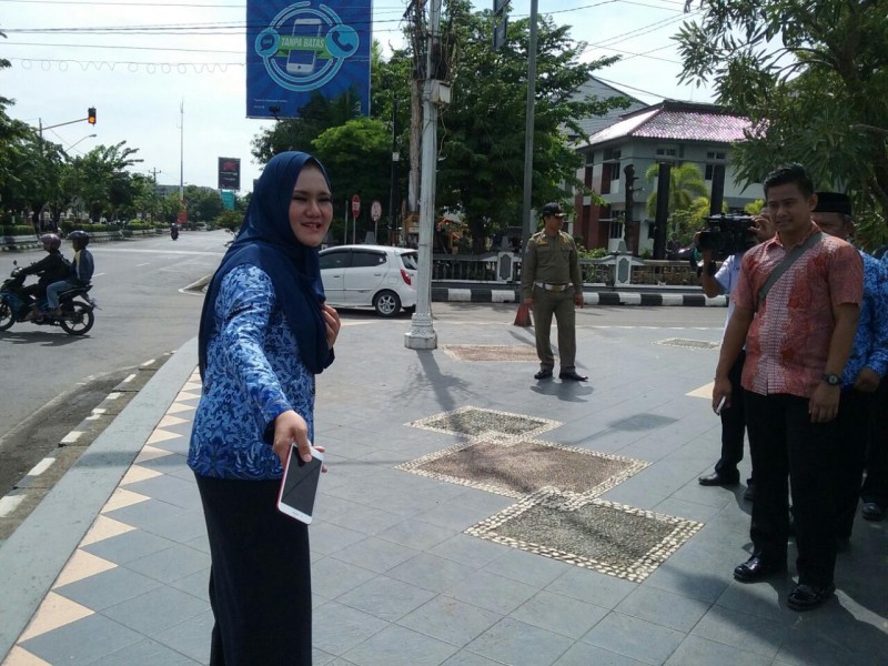 BUPATI MIRNA SIDAK KEBERSIHAN KOTA DAN VIDEOTRON