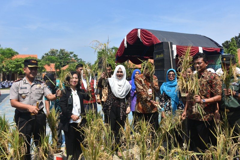 BUPATI KENDAL LAUNCHING PROGRAM ONE STUDENT ONE POLYBAG