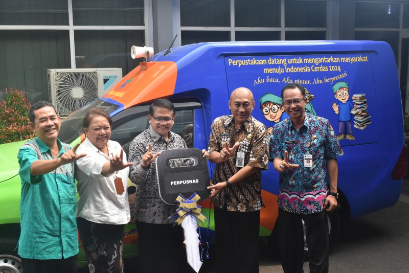 KENDAL TERIMA MOBIL PERPUSTAKAAN KELILING DARI PERPUSNAS