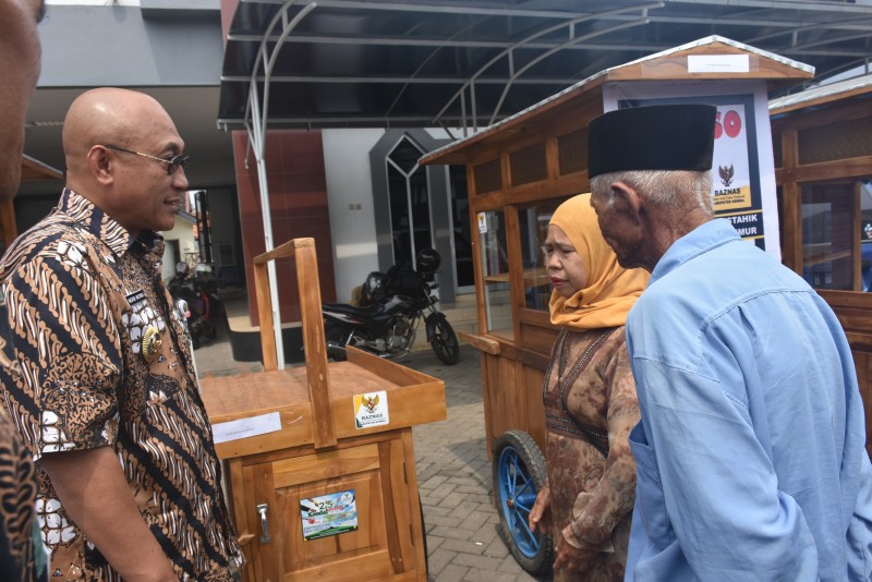 WABUP SERAHKAN BANTUAN BELASAN GEROBAK PKL BAGI WARGA KURANG MAMPU