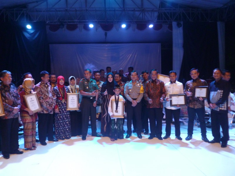 BUPATI MIRNA SERAHKAN 8 BUPATI AWARD DAN 6 CSR AWARD