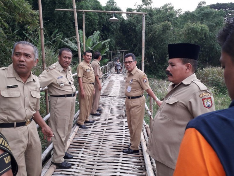 SEKDA TINJAU JEMBATAN BAMBU REJOSARI - TUNGGULSARI