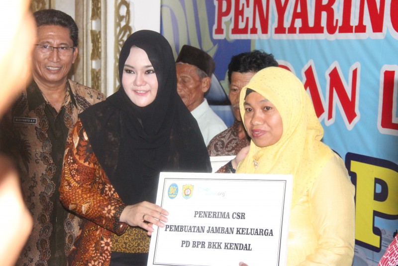 BUPATI MIRNA SERAHKAN BANTUAN CSR PEMBUATAN JAMBAN KELUARGA