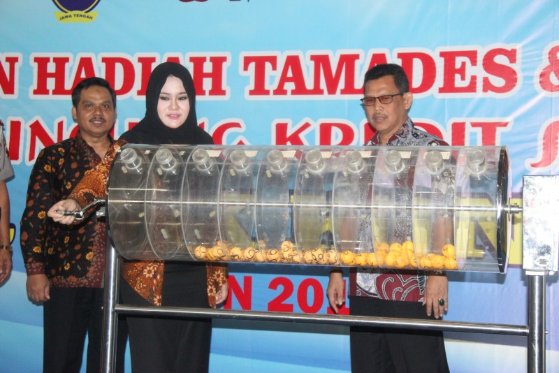 BUPATI SERAHKAN HADIAH MOBIL TAMADES BPR BKK KENDAL