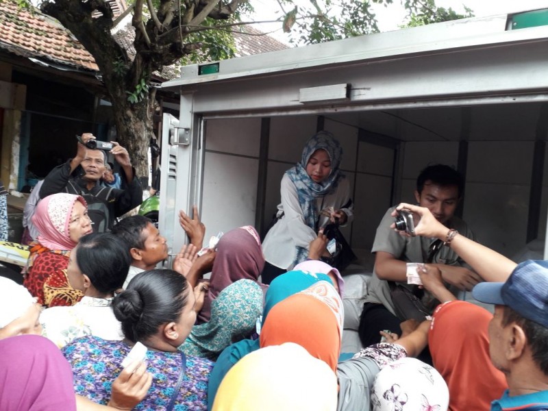 1,7 TON BERAS LANGSUNG LUDES DISERBU PEMBELI