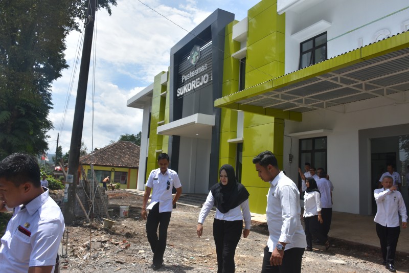 BUPATI MIRNA TINJAU BANGUNAN BARU PUSKESMAS SUKOREJO