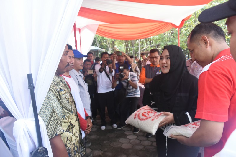 BUPATI BERSEPEDA 37,5 KILOMETER UNTUK SERAHKAN BANTUAN BERAS