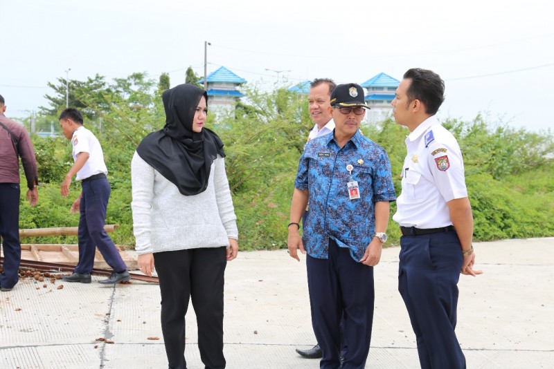 BUPATI MIRNA SIDAK JALAN DI PELABUHAN KENDAL