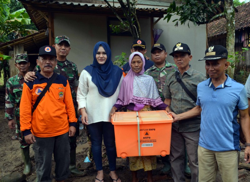 BUPATI DATANGI LANGSUNG KORBAN BANJIR KALIWUNGU
