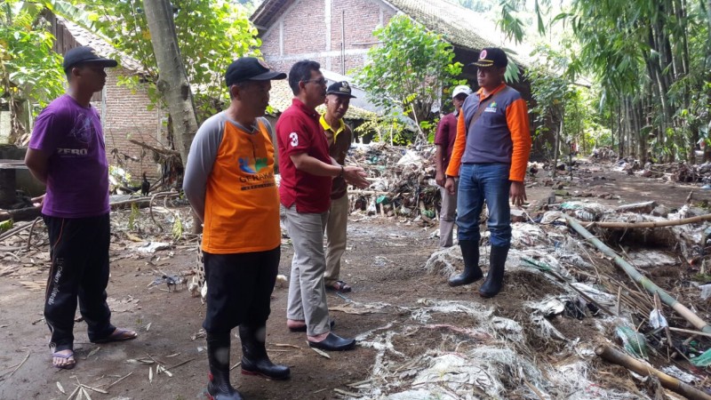 SEKDA CEKING LOKASI RUMAH ROBOH MAGELUNG DAN PROTOMULYO