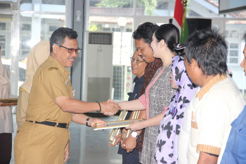PEMKAB KENDAL SERAHKAN PENGHARGAAN BAGI WAJIB PAJAK