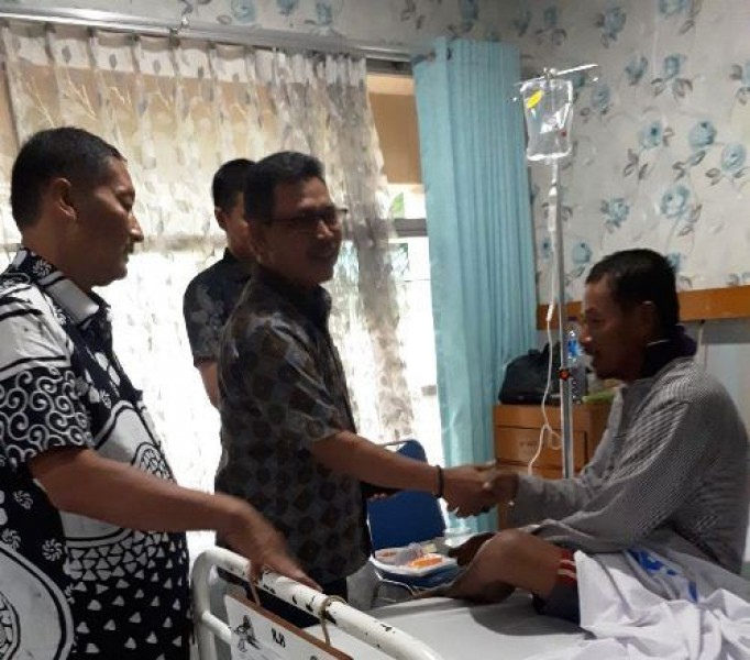 KORBAN KECELAKAAN KERJA TOL BECAKAYU DAPAT BANTUAN BUPATI KENDAL