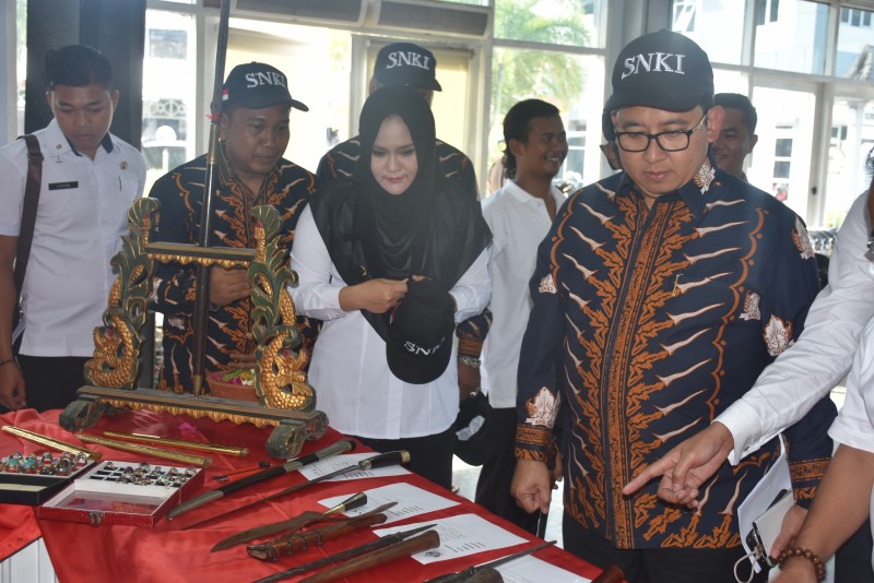 FADLI ZON BUKA PAMERAN KERIS DI KENDAL