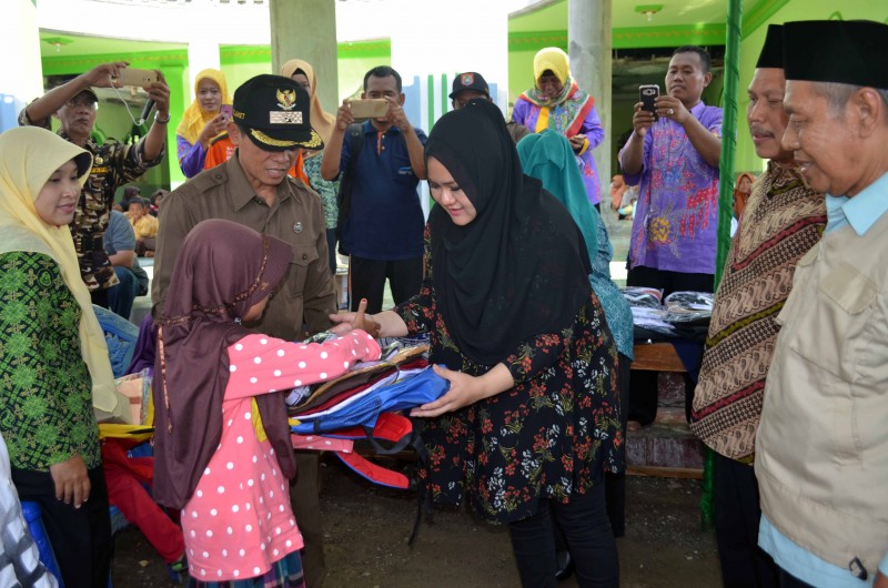 BUPATI SERAHKAN PROGRAM KENDAL CERDAS BAZNAS