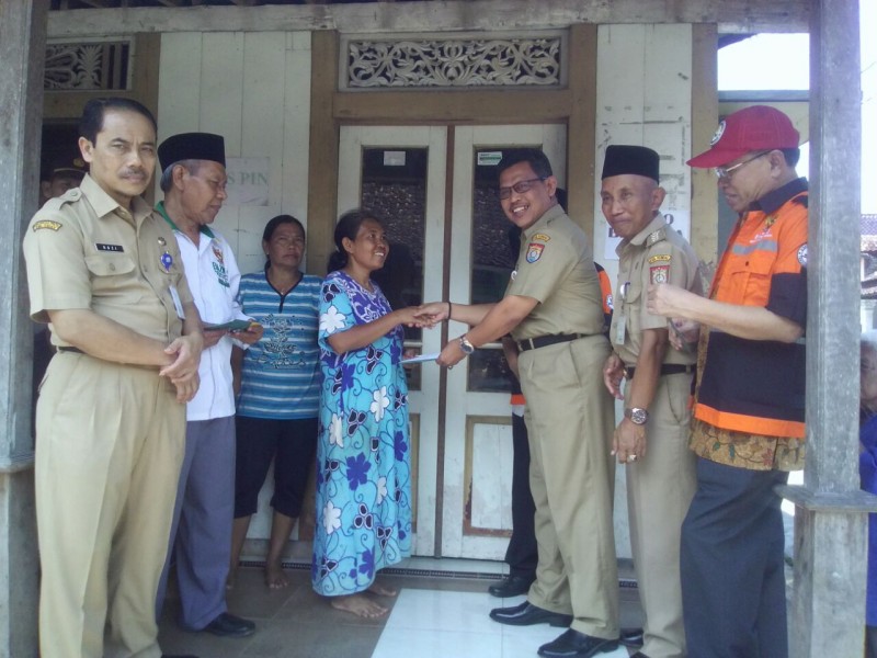 JALAN RUSAK DI KENDAL KARENA PEMBANGUNAN TOL BAKAL DIPERBAIKI