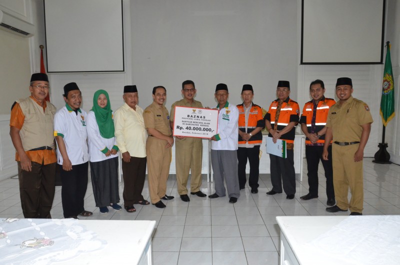 BAZNAS BANTU 40 JUTA KEPADA KORBAN BANJIR DAN LONGSOR KALIWUNGU SELATAN