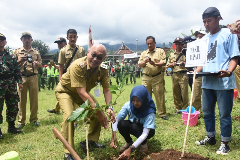 WABUP TANAM BIBIT ALPUKAT DI DESA BRINGINSARI