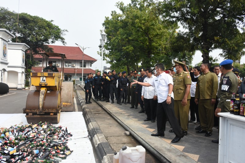 1.666 BOTOL MINUMAN KERAS DAN 65 LITER MINUMAN KERAS DIMUSNAHKAN DI KENDAL