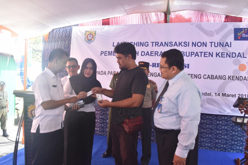 BUPATI KENDAL LAUNCHING E - RETRIBUSI PASAR