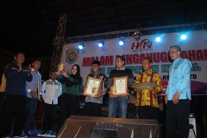 BUPATI MIRNA ANNISA DAN EMPAT PEJABAT FORKOPIMDA KENDAL TERIMA ANUGERAH PWI