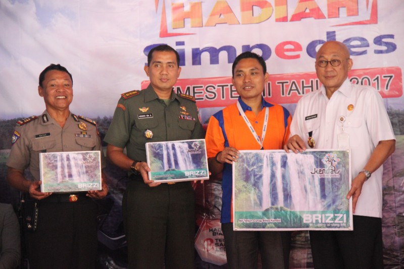 WAKIL BUPATI KENDAL UNDI HADIAH UTAMA SIMPEDES BRI