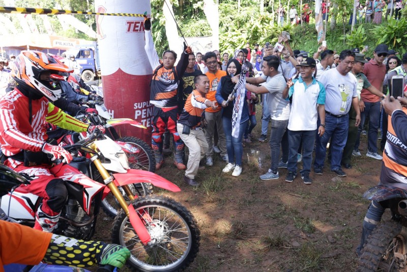 AWALI TRAIL ADVENTURE, BUPATI MIRNA ANNISA KIBASKAN BENDERA