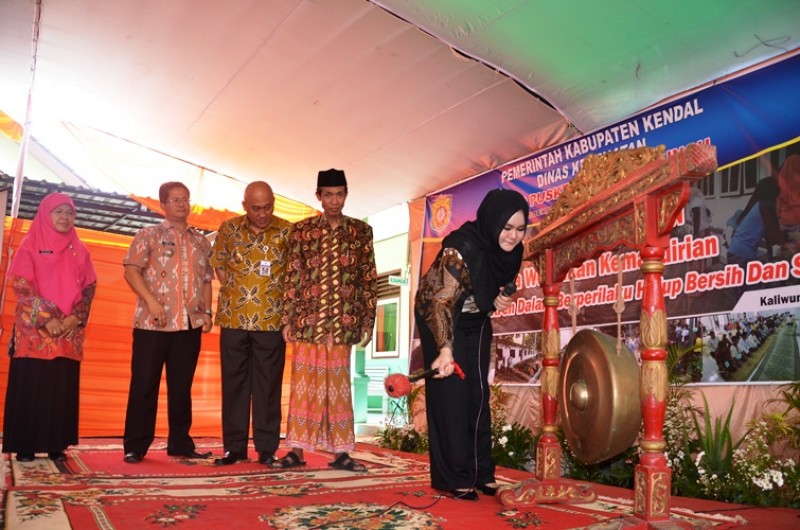 BUPATI MIRNA : SANTRI BISA JADI PELOPOR HIDUP BERSIH
