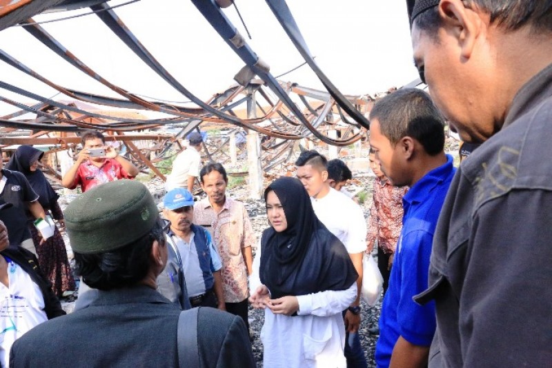 BUPATI MIRNA TINJAU PASAR PAGI KALIWUNGU TEMUI PARA PEDAGANG