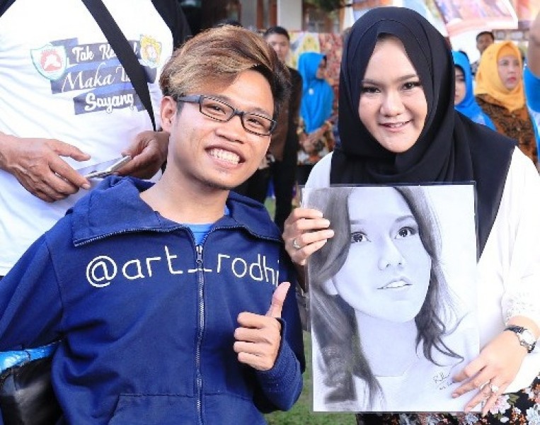BERTEMU RODHI MAKHFUR SANG PELUKIS SKETSA WAJAH DARI KENDAL