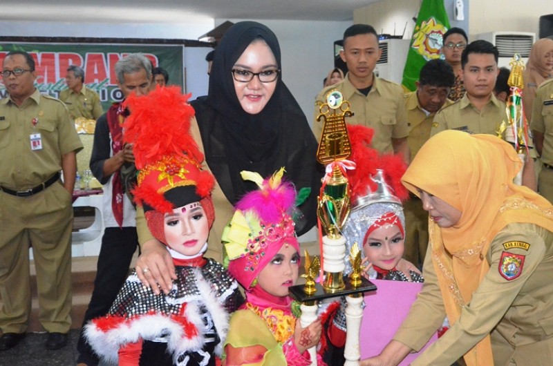 BUPATI MIRNA SERAHKAN TROPI KEJUARAAN DRUMBAND MUSLIMAT