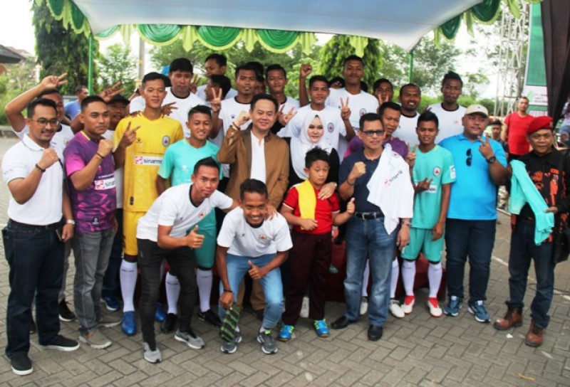 LELANG 4 KOSTUM JERSEY PERSIK KENDAL, LAKU 30 JUTA RUPIAH