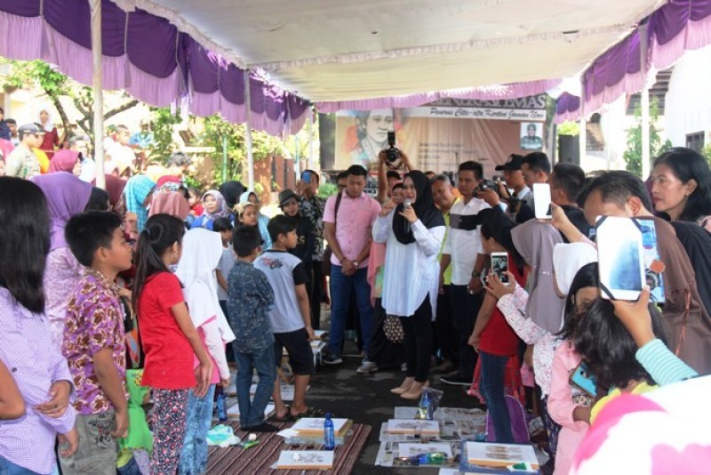 MENGENALKAN BATIK PADA ANAK LEWAT LOMBA MEWARNAI BATIK