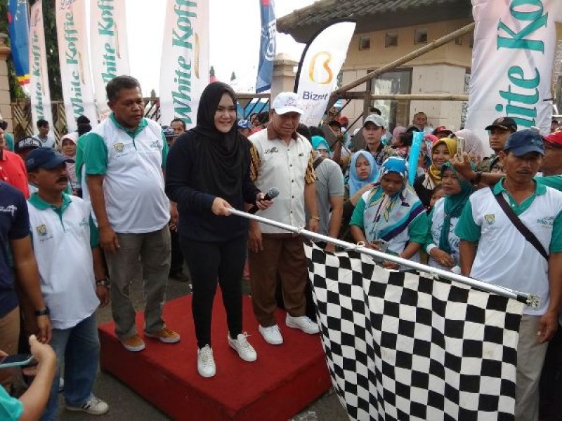 BUPATI BERANGKATKAN  JALAN SEHAT HARI KARTINI