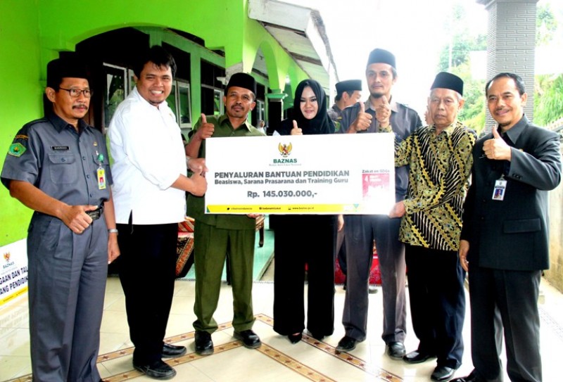 BUPATI KENDAL DAN BAZANAS PUSAT  SALURKAN BANTUAN DI DAERAH TERISOLIR