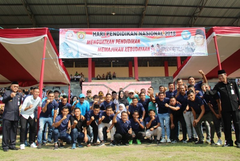 HARI PENDIDIKAN NASIONAL DI KAB. KENDAL  DIMERIAHKAN PARADE PRESTASI