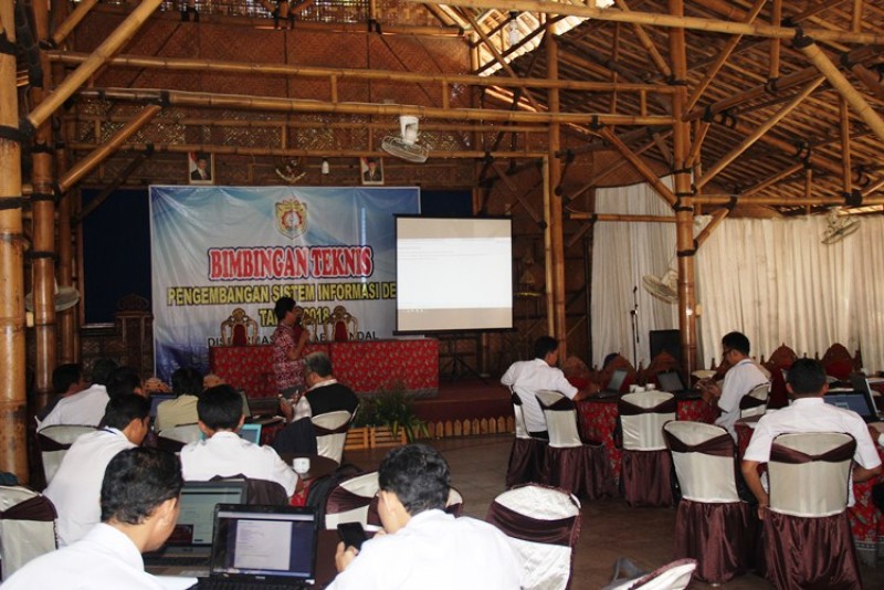 KENDAL GELAR BINTEK PENGEMBANGAN SISTEM INFORMASI DESA