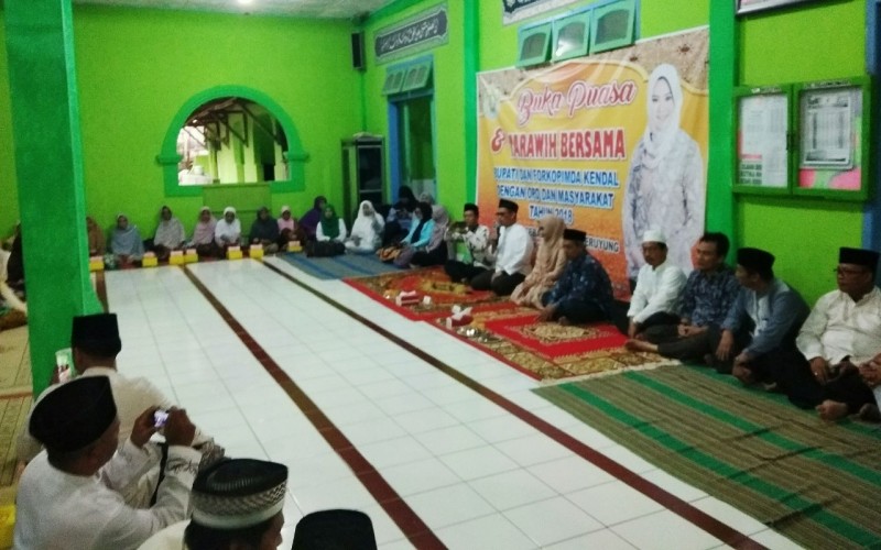 BUPATI MIRNA DAN FORKOPIMDA BUKBER DAN SHOLAT BERJAMAAH DI MASJID AL-AQSHA