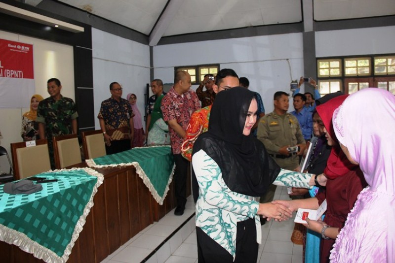 KANTOR STAF PRESIDEN RI SERAHKAN KARTU KELUARGA SEJAHTERA DI KENDAL